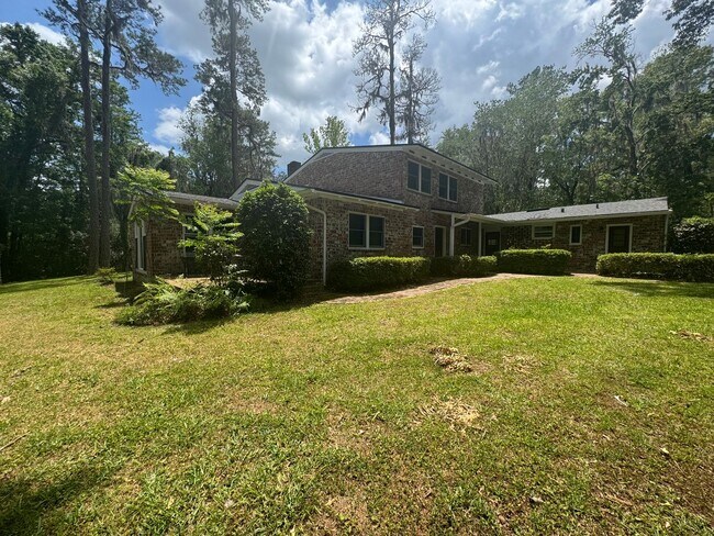 Building Photo - Stunning 4-Bedroom, 3-Bathroom Home with A...