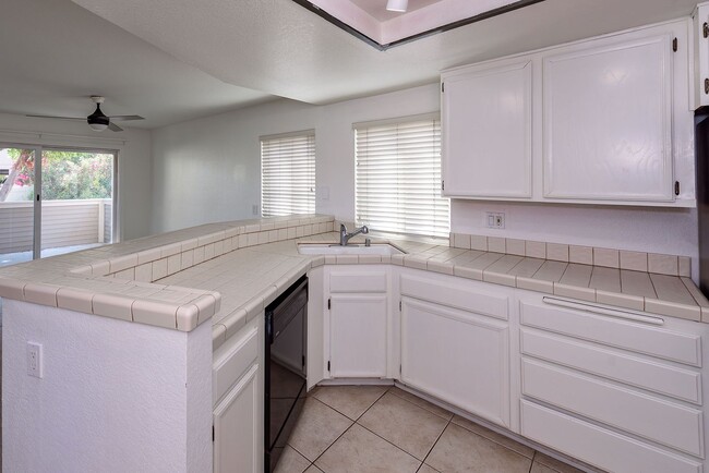 Building Photo - Convenient, Spacious Townhome for Rent in ...