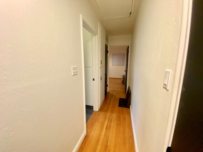 Building Photo - Recently Remodeled 3BD/2BA Southside Downt...