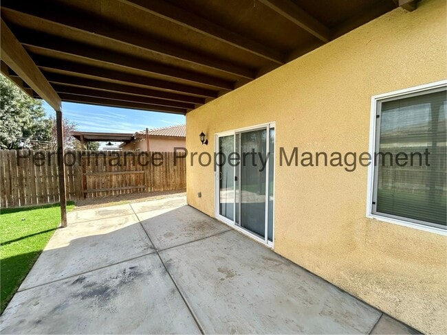 Building Photo - Spacious 4 Bed/2 Bath Home in SW Bakersfie...