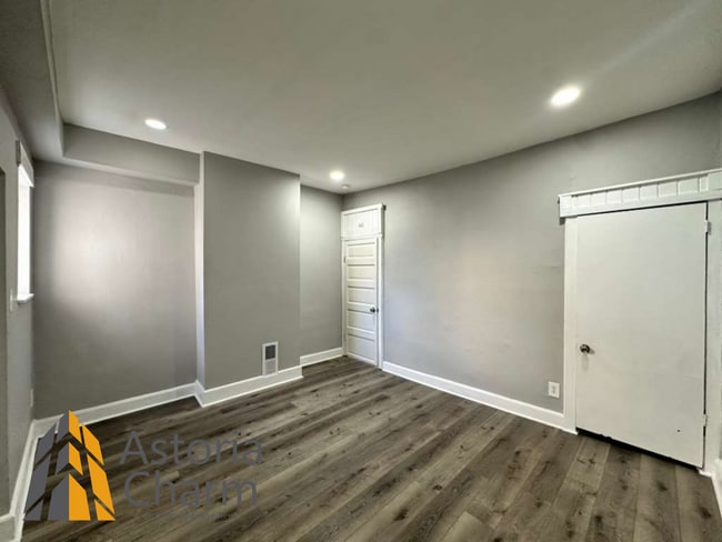 Building Photo - 2 Bedroom Home with Den, Exposed Brick, and Updated Kitchen in Westport