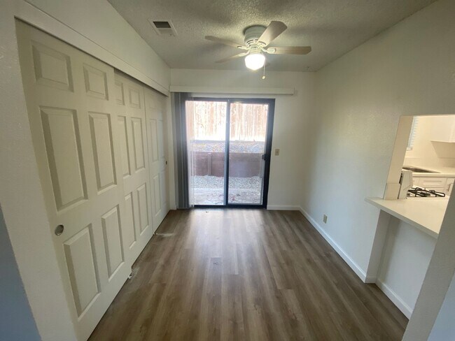 Building Photo - Remodeled 2 Bedroom Apartment - La Tierra Garden Apartements