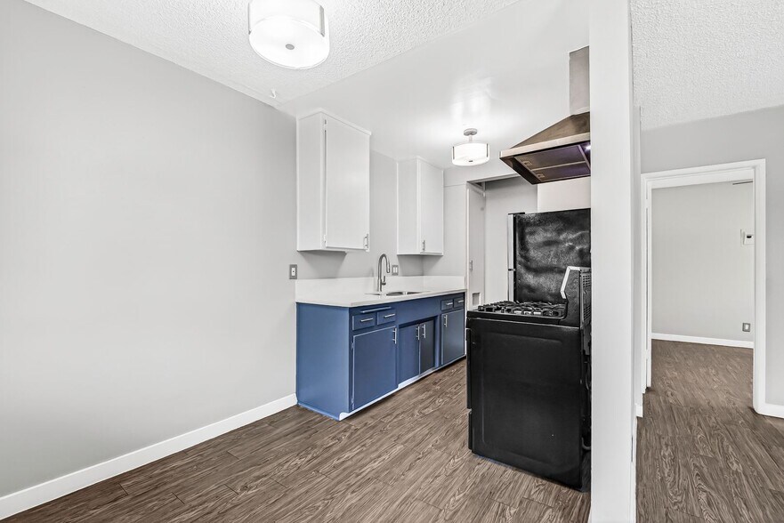 Building Photo - 539 E 11th St