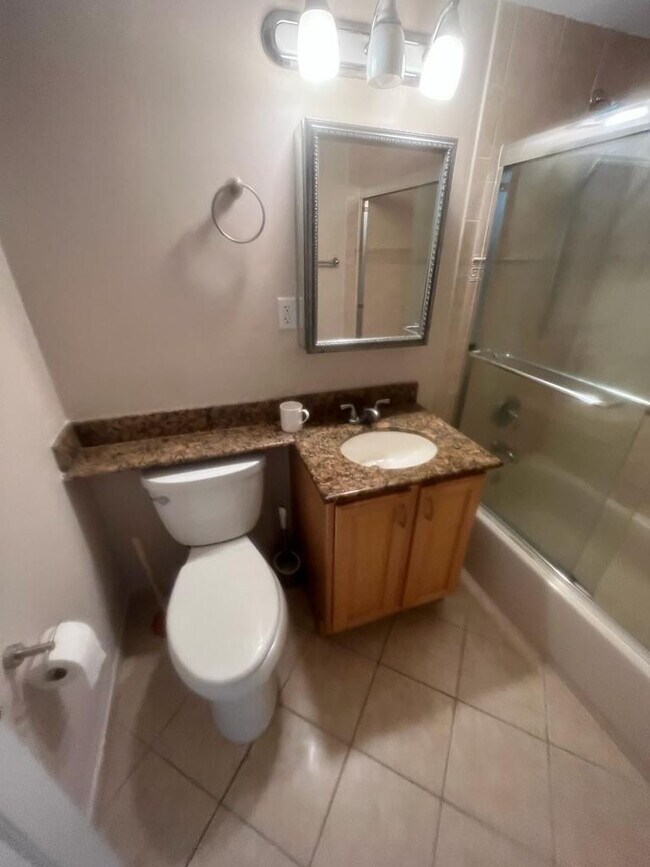 Building Photo - 924 SE 2nd St