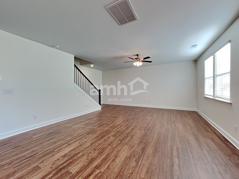 Building Photo - 185 Larragan Dr