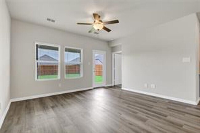 Building Photo - Spacious 3BR/2.5BA Home Near Parks, Dining & Community Pool