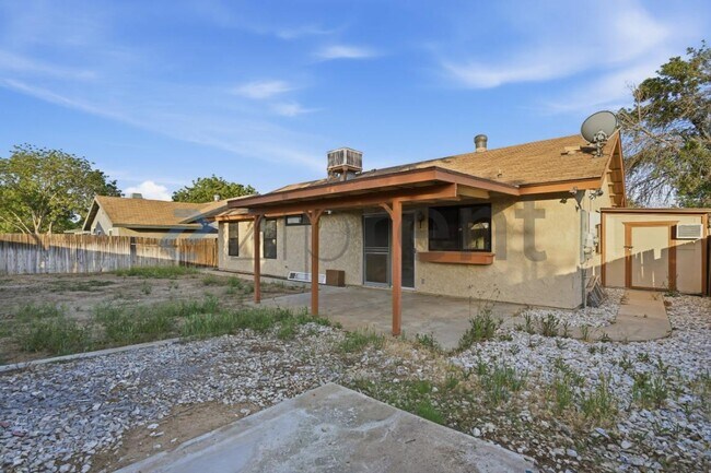 Building Photo - 44119 Kirkland Ave