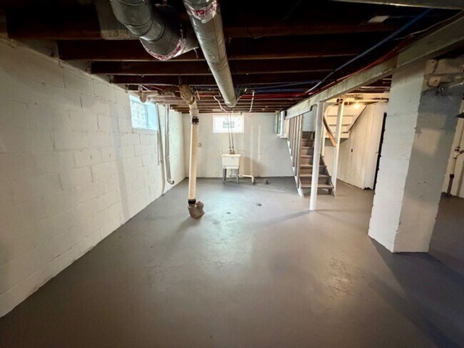 Building Photo - 4 Bedroom 2 Bath Brick Tudor For Lease Wel...