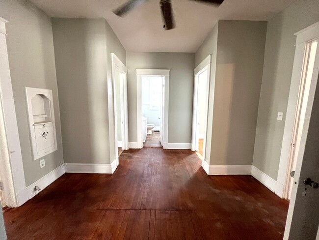 Building Photo - Newly Renovated 3 Bedroom Home in Lawrence...