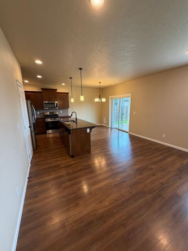 Building Photo - Must See 4 Bedroom!