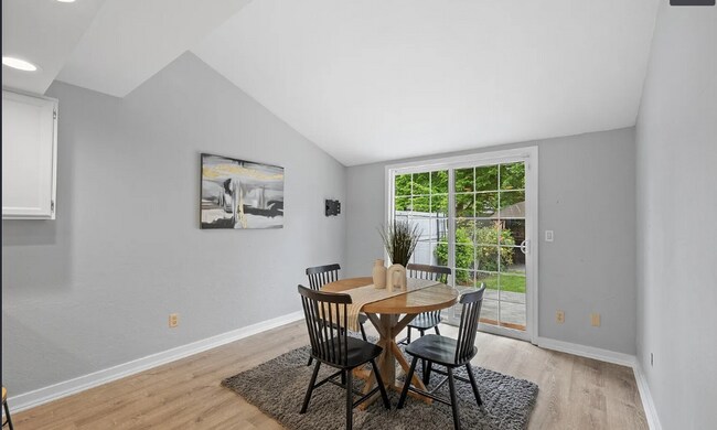 Building Photo - Kent East hill Condo townhome in Village at Single Creek - 3 bedroom 2.5 bath and 2 car garage. A...