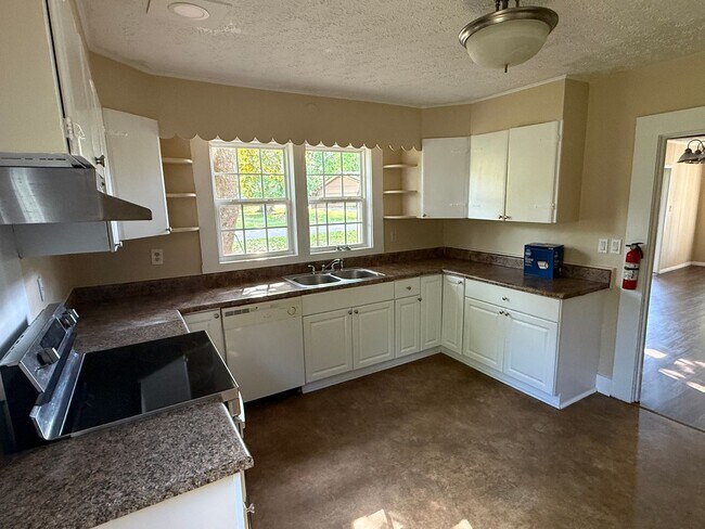 Building Photo - Charming 2 Bedroom / 1 Bathroom Home Near Downtown Pell City & Logan Martin Lake
