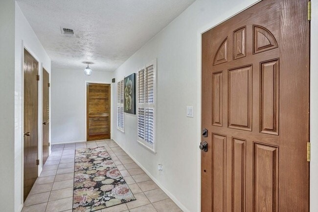 Building Photo - 1208 Crenwelge Dr