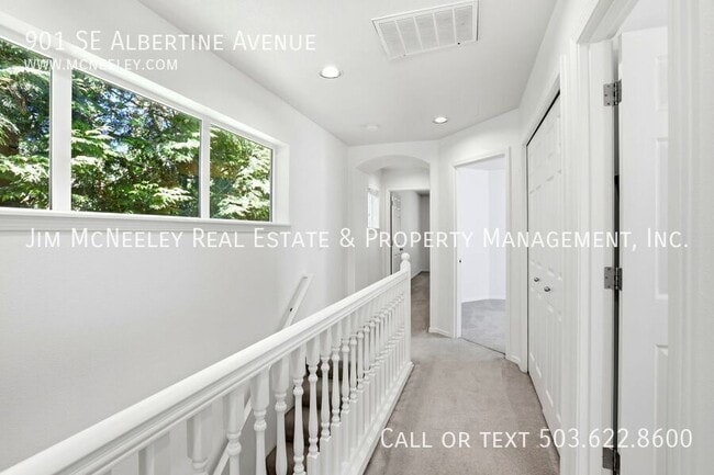 Building Photo - 901 SE Albertine St