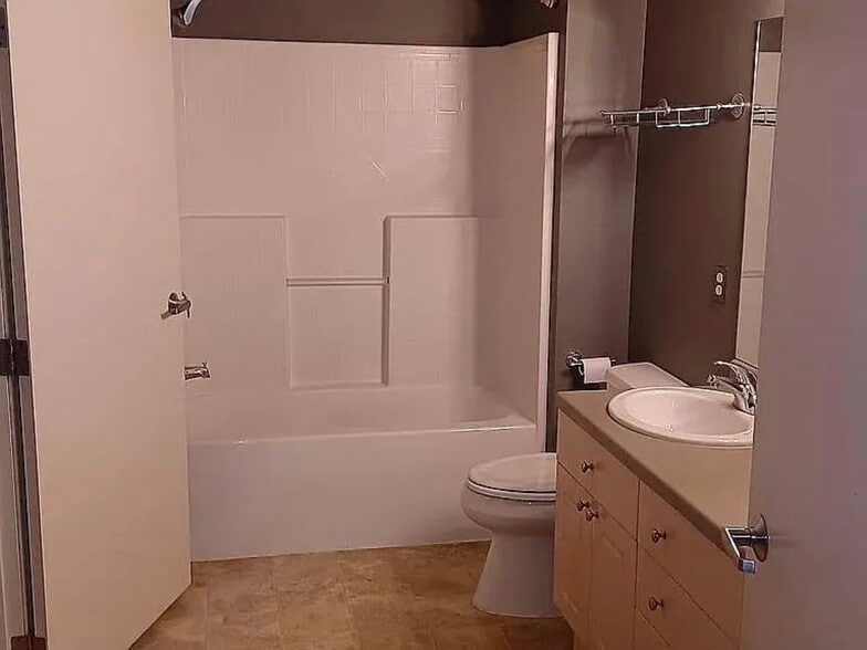 Standard shower - 1924 N Hubbard St