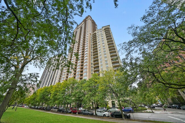 Building Photo - 2550 N Lakeview Ave