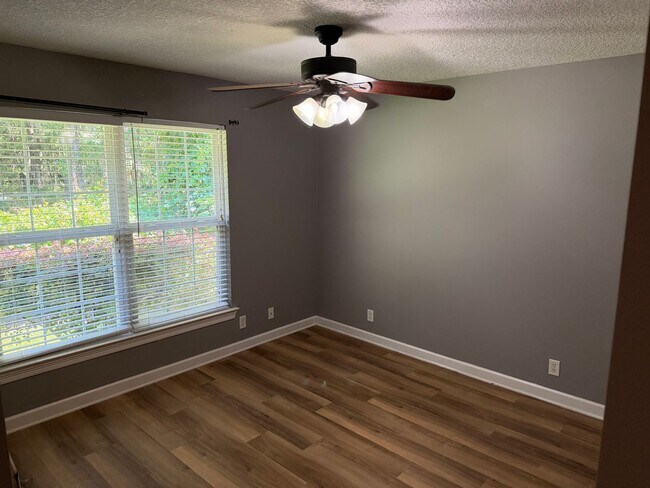 Building Photo - 212 Autumn Ridge Ct