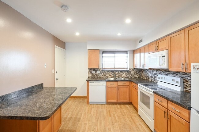 Building Photo - 9457 Bay Colony Dr