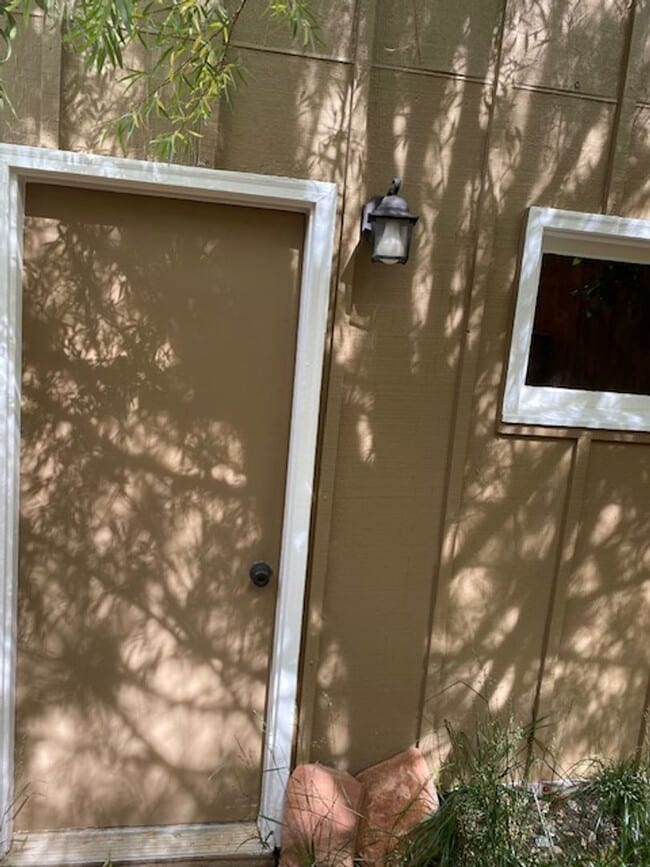 Building Photo - 2 bedroom, 1.5 bath Townhome  $1600/month