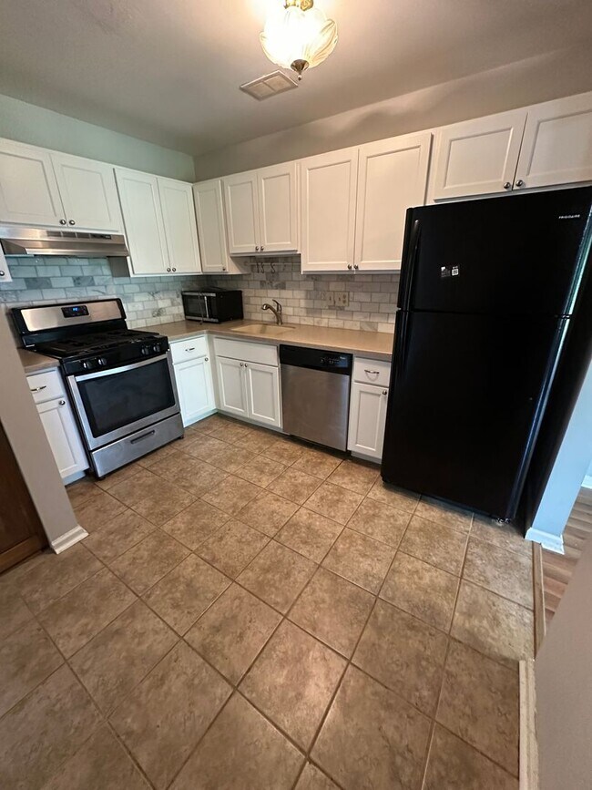 Building Photo - Nice 2 bedroom townhome with a view!