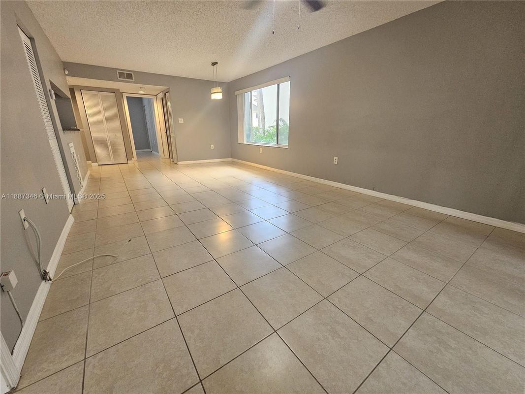 Building Photo - 2101 Glenmoor Dr