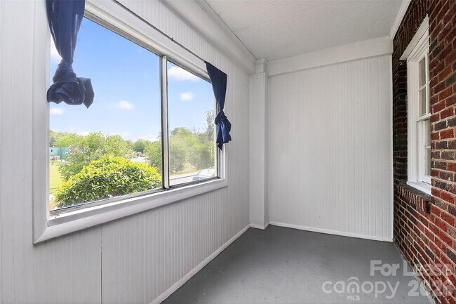 Building Photo - 1412 Park Dr