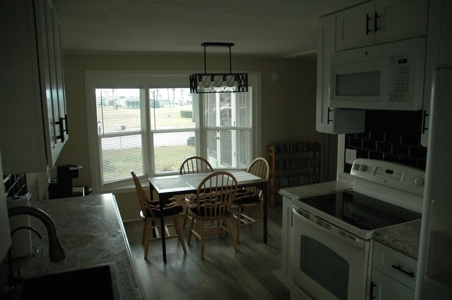 Building Photo - 23 Kinsmen Dr