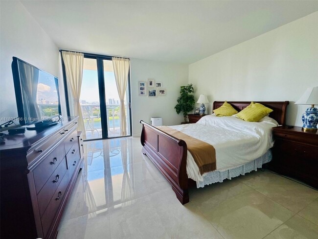 Building Photo - 3675 N Country Club Dr