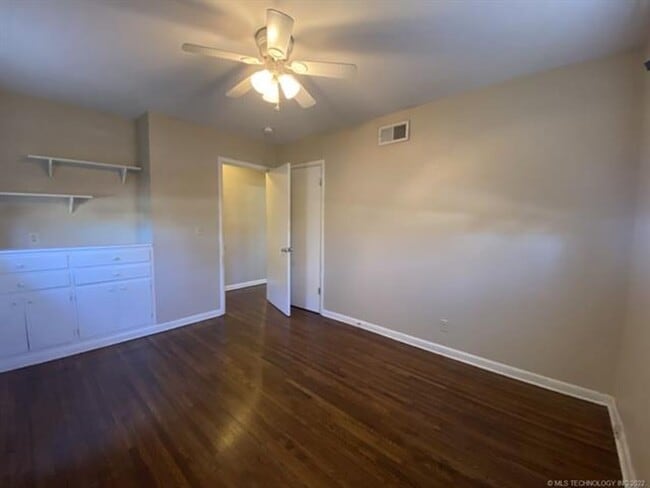 Building Photo - Mid-town Gem where comfort meets convenien...