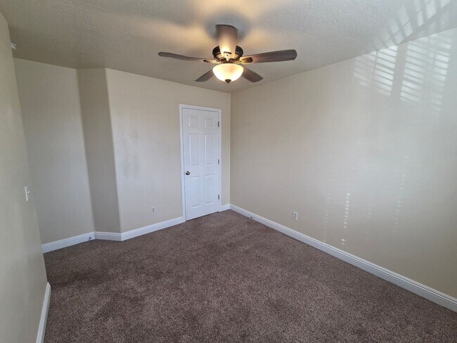 Building Photo - All new paint - super clean and move in ready.