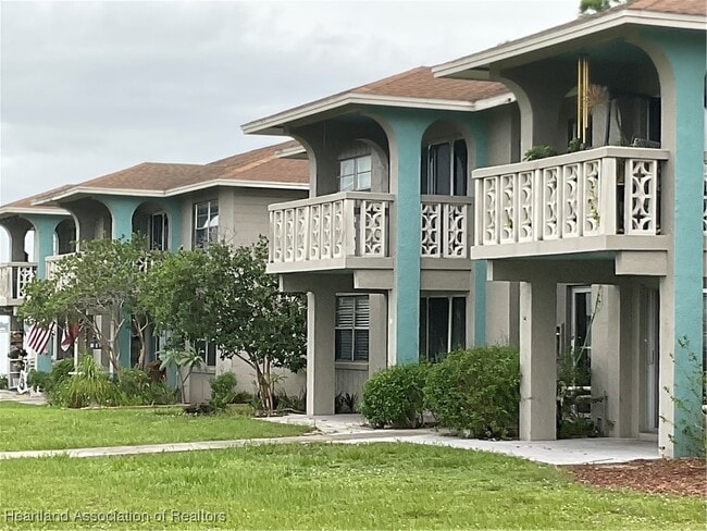 Primary Photo - 1011 Lakeview Dr