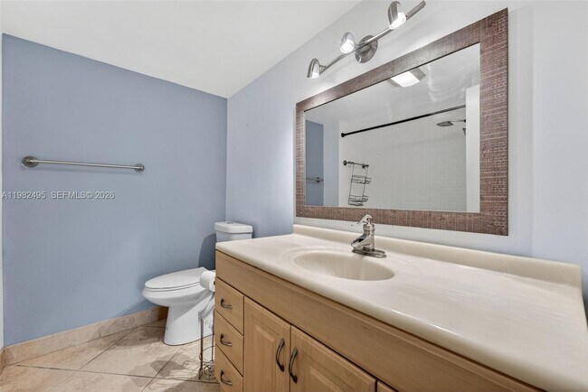 Building Photo - 3000 NE 5th Terrace