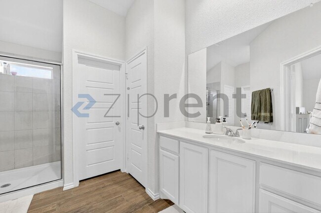 Building Photo - 2650 Streamside Dr