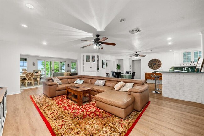 Building Photo - 2551 Lakeview Dr