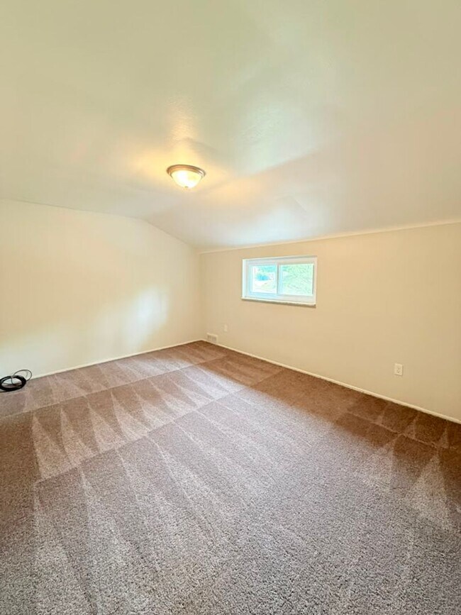 Building Photo - 472-474 Guylyn Dr