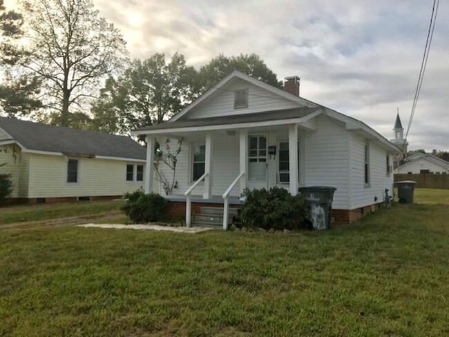 Building Photo - Adorable 2 bedroom 1 bathroom House . Loca...