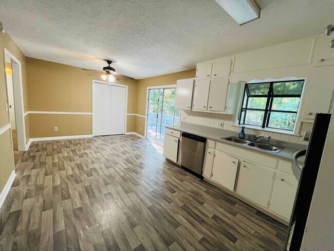 Building Photo - 125 Roseberry Ln