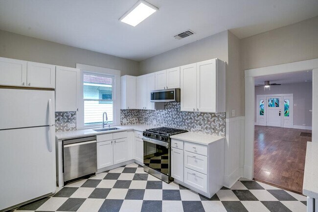 Building Photo - 804 Theresa Ave