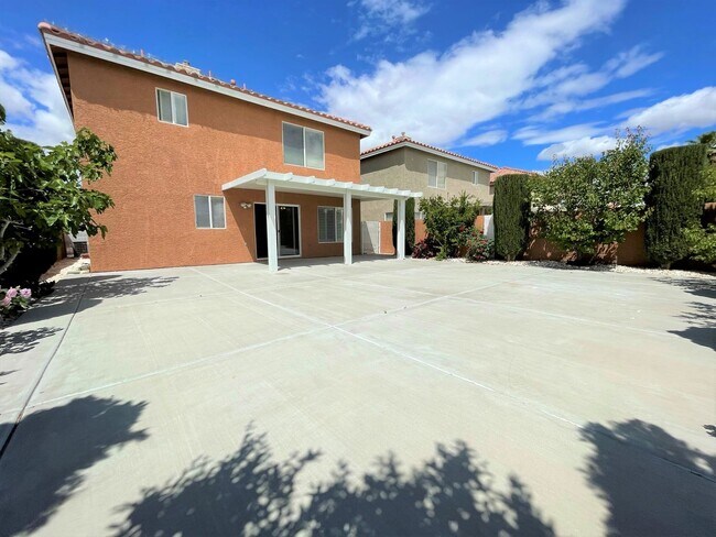 Building Photo - Two Oversized Rooms is what you looking for!