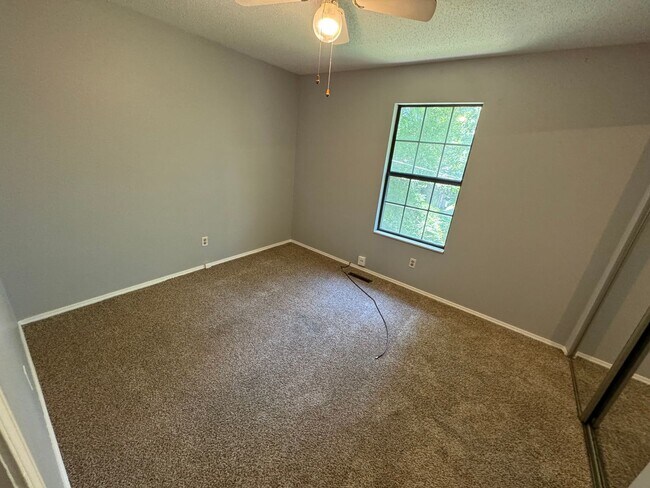 Building Photo - Great  Duplex in Southeast Springfield !