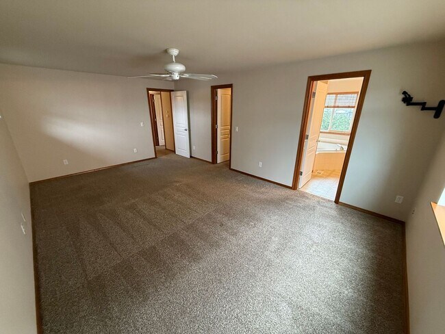 Building Photo - Beautiful 4 Bedroom in the Hidden Lake Community!