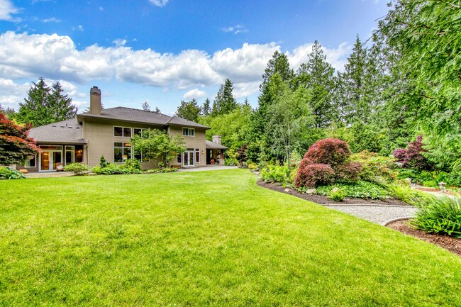 Building Photo - Gorgeous Large Home on North End of Island