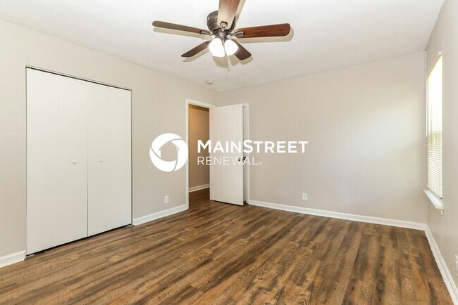 Building Photo - 3 Bedroom Pet-Friendly Home in Louisville, KY with Main Street Renewal