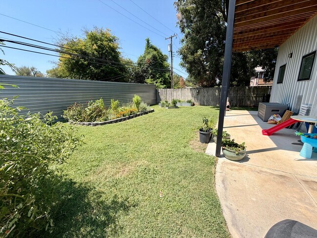 Building Photo - Contemporary 2 bedroom, 2.5 bath home in the heart of Route 66.