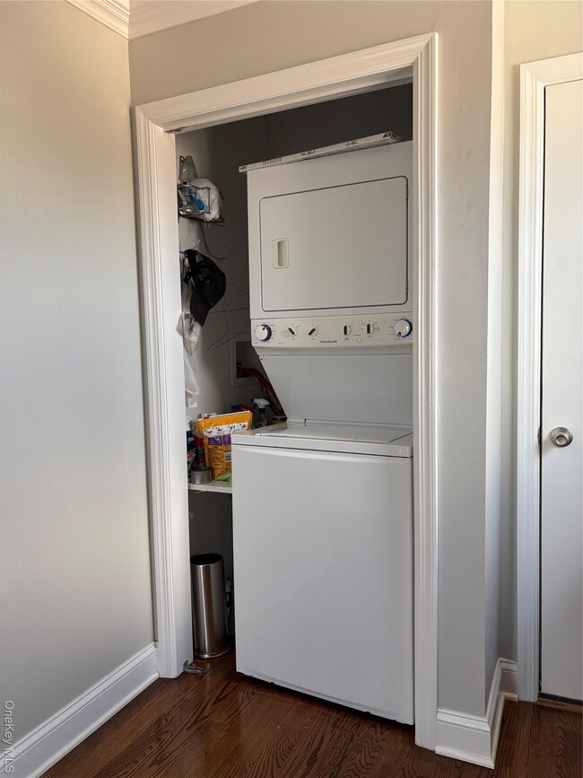 Building Photo - 346 S Main St