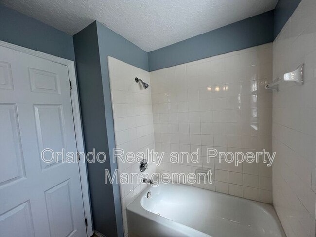 Building Photo - 2304 Hickory Pine St