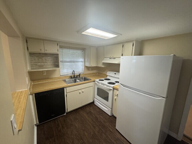 Building Photo - "Charming 1-Bedroom Retreat with Full Bath...