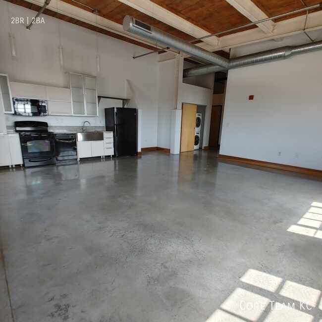 Building Photo - LARGE CORNER LOFT WITH DOWNTOWN VIEWS