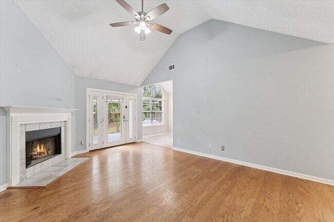 Building Photo - AVAILABLE OCTOBER 2025! [PET FRIENDLY]