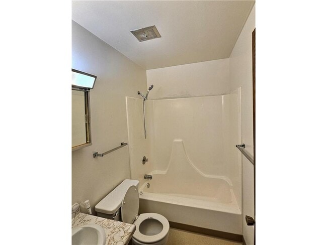 Building Photo - 650 Summit Dr